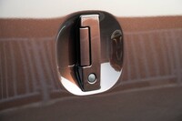 ワンタッチオートスライドドア（助手席側）はオプションで選べる。ドアレール内を通るワイヤーによって作動するプリミティブなタイプだ。
