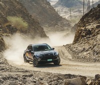 「DBX」の駆動方式は4WDで、前後のトルク配分は47：53が標準。走行状態によっては、リア側にすべてのトルクが伝達される。