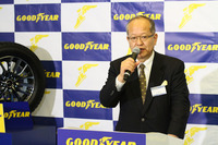 製品発表会であいさつに立った、日本グッドイヤーの金原雄次郎代表取締役社長。この冬のウインタータイヤ商戦には、「アイスナビ7」とオールシーズンタイヤの「ベクター4シーズンズ ハイブリッド」の、二枚看板で臨むと語った。