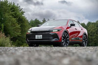 （ボディーカラーの都合で）赤コーナーは「トヨタ・クラウン クロスオーバーRS“アドバンスト”」。ターボエンジンをベースとしたハイブリッドを積んだ、シリーズの最上位モデルだ（車両本体価格640万円）。