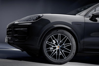 「カイエンS Eハイブリッド クーペ ブラックエディション」のホイール。