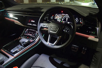 インテリアデザインは、ベースとなる「Q8」に準じたもの。10.1インチと8.6インチのタッチディスプレイをセンターコンソールの上下に配置する最新のインフォテインメントシステムが目を引く。