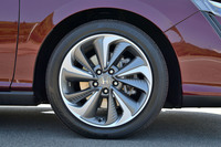 アルミ製の本体に樹脂キャップ（グレーのパーツ）を装着した18インチアルミホイール。ブレーキの冷却や空力性能、軽量化などに配慮されている。