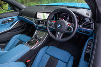 インテリアの基本デザインは「3シリーズ」と共通。「BMW Individual」の手になる写真のトリムアイテム「アルミニウム・ファブリック・ハイグロスインテリアトリム」は、9万6000円の有償オプションとなる。