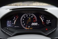 メーターのグラフィックは、走行モードに合わせて変化する。タコメーターを中心に据えた写真のデザインは「SPORT」モード選択時のもの。