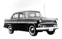 1957年「プリンス・スカイライン デラックス」（ALSID-1）。テールフィンを生やした当時の米車を3分の2に縮小したような姿だが、ド・ディオンのリアサスペンションに4段MTの採用など中身は欧州車的だった。