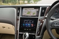 無線通信による地図の自動更新機能やスマートフォンと連携したナビゲーション機能などからなる「Nissan Connect」機能を搭載。