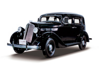 自動車製造は、1934年に日産自動車に改称。米グラハムページから機械設備などを買い取り、1937年から大型乗用車の製造に乗り出す。小型車の車名が“ダットサン”だったのに対し、大型車の車名は“ニッサン”とされた。写真は「ニッサン乗用車（70型）」。