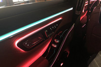 実に263個（ロングボディー車）ものLEDを用いたアンビエントライトが標準装備される「Sクラス」。照明としてはもちろん、光が流れるような演出や色を連続変化させたりすることもできる。設定や操作は「MBUX」で行えるようになっている。