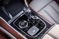 独自のレザーやウッドパネルで仕立てられたインテリア。そこかしこにアルピナのエンブレムが添えられている。