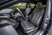 「Sラインインテリア」が選択された欧州仕様となる試乗車両のシートは、「ブラックレザー／アーティフィシャルレザー」のコンビネーション表皮で仕立てられていた。