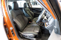 「クーパーD」と「クーパーSD」の4WD車には、フロントシートヒーターが標準装備される。