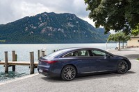 流れるようなルーフラインが美しい。トランクルームはなく、リアにハッチゲートを備えた5ドア車である。