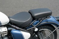 日本仕様にはリアシートがデフォルトで備わるが、こちらは下部のサブフレームともども簡単に取り外し可能。好みに応じて、軽快なソロシートスタイルに変えられる。
