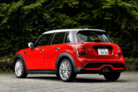 「MINIクーパーSD 5ドア」のリアビュー。ボディーサイズは全長×全幅×全高＝4040×1725×1445mm、ホイールベースは2565mm。車重は1350kgと発表されている。