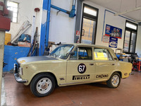 ツヤ消し塗装のフロントフードは、当時のラリー車両の定石である。