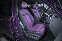 テスト車のインテリアは外装と同じパープルとブラックのカラーリングがチョイスされていた。顧客はビスポークプログラムによって“ありとあらゆる”選択肢の中から好みの仕様を選ぶことができる。