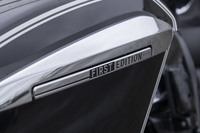 今回試乗した「ファーストエディション」は、ホワイトのピンストライプやクロームパーツを装着した、きらびやかな意匠が特徴の初回生産モデルである。