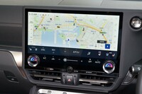 インストゥルメントパネルに備わる14インチのタッチスクリーン。オーディオ等の機能に加え、コネクティッドナビが標準で採用されている。