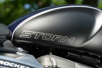 2024年モデルで大幅な改良が加えられたのに合わせ、車名も「ロケット3」から「ロケット3ストーム」に変更。ラインナップは標準仕様の「R」と、ロングクルーズでの快適性を高めた「GT」の2種類となっている。