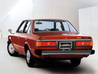 リアビュー。トランクリッドには「CELICA CAMRY」のエンブレム。撮影用の化粧プレートには「CELICA 4 DOOR」の文字が確認できる。