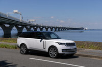 2021年10月に世界初公開、2022年1月に日本に導入された5代目「レンジローバー」。従来型よりサイズアップしたボディーが目を引くが、さらに全長が20cmも長いロングホイールベース（LWB）も用意される。