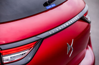 マイナーチェンジモデルでは、リアコンビランプ下部のモールがクロームからグロスブラックに、左右のリアコンビランプをつなぐガーニッシュのロゴが「CROSSBACK」から「DS AUTOMOBILES」に変更された。