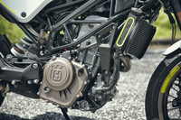 不快な振動の少なさと心地のよいビート感、太いトルク、スムーズな吹け上がりと、さまざまな美点を併せ持つ375ccの水冷4ストローク単気筒エンジン。44psの最高出力と37Nmの最大トルクを発生する。