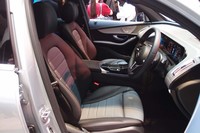 スポーティーな走りも想定したシートには、大きなサイドサポートが与えられる。