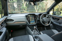 内外装ともにブロンズのアクセントが目を引く。