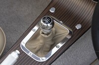 トランスミッションには6段MTと8段ATの2種類を設定。車重は前者の場合が1013kg、後者の場合が1009kgと、むしろMT仕様のほうが重い（いずれも乾燥重量）。