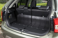 後席シートバックやフロアボードに防汚加工が施された「ハイブリッドMF」のラゲッジスペース。後席は左右個別に格納やスライド調整が可能で、それらの機能は荷室側からも操作できる。