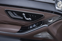 立体感のあるドアパネルにもきれいにナッパレザーが張られる。ダイヤモンドステッチも見事だ。