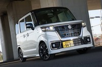 ファニーなマスクの標準顔からガラリ一変、迫力を前面に押し出したフロントマスクを特徴とする「スペーシア カスタム」。今回のテスト車は、トップグレードの「ハイブリッドXSターボ」だ。