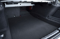 荷室の容量は420リッター。後部座席の背もたれを前方に倒せば、長尺物も収容できる。リアバンパー下に足をかざす動作でトランクリッドの開閉が自動で行われる「コンフォートアクセス」も標準装備されている。