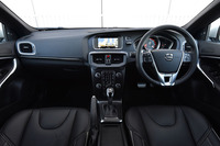 インテリアの様子。本革巻きのステアリングホイールやパーキングブレーキレバー、イルミネーテッドシフトノブが備わる。