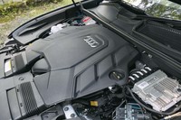 最高出力340ps、最大トルク500Nmを発生する3リッターV6ターボエンジン。48V電源システムとベルト駆動式オルタネータースターターによるマイルドハイブリッドシステムが組み合わされる。