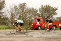 シエナ南郊で。「フィアット241」がコースの道端にいた。