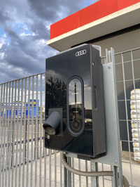 【写真G】ウォール型充電器の超地味なデザインも、キックの充電スペースが無視されてしまう理由であろう。