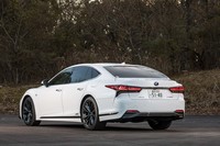 2020年11月に発売された「レクサスLS」のマイナーチェンジモデル。今回は、先進運転支援システムやインフォテインメントシステムの強化に力点を置いた改良策が施された。