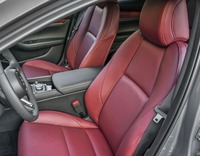 フロントシートは、骨盤を立てたうえで脊柱のS字カーブを維持するという、理想的な運転姿勢が取れるようデザインされている。