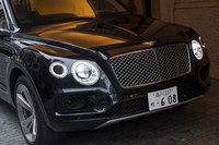 ベントレーのアイデンティティーともいえるブライトクロームの大型マトリックスグリルが、堂々たる存在感を放つ。