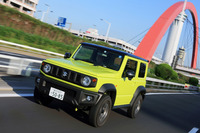 ガッチガチのクロカンスタイルでありながら、どこかスタイリッシュさも併せ持つ現行「ジムニー」（写真は「シエラ」）。街なかを走っていても、十分にサマになる。