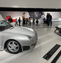 今回ポルシェミュージアムを回って最も印象的だったのが、未就学児の見学の様子。このなかから、数十年後にドイツの自動車産業を支える人が出てくるのかもしれない。