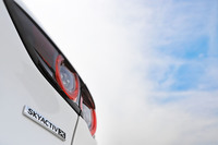 「スカイアクティブX」では、常に最適な吸気量を確保すべくエアサプライ（スーパーチャージャー）を装備したり、膨張火炎球の圧力で着火を促したりと、多数の独自技術によりガソリンエンジンでの圧縮点火を実現している。