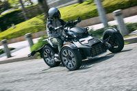 運転方法はバイクとクルマの折衷式。スロットルは右ハンドルグリップで、ブレーキは右のフットペダルで操作。リバースギアやパーキングブレーキなども備わっている。