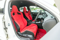 専用のスポーツシートは、サポート性の強化や、シフト／ペダル／ステアリングの操作性向上、および軽量化を追求したもの。背もたれの中央などには、通気性を高めるハニカム模様のパーフォレーションを施している。