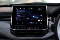 新採用のインフォテインメントシステム「Uconnect5」。ナビゲーションシステムは搭載されておらず、それについては携帯端末のアプリに頼ることになる。