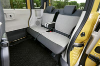 リアシートは、従来型より実に55mmもショルダールームが拡大。左右独立式のスライド／リクライニング／格納機構や、座面の跳ね上げ機構は受け継がれている。