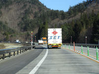 米沢北IC～福島JCT間。こちらでは簡素なポールが上下線を分けている。これでは反対車線への飛び出しによる正面衝突を防ぐのが難しい。安全性を重視するなら、完成2車線が望ましいと筆者は考えている。